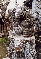 Steinfigur am Tempel