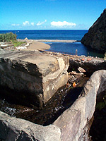 Levada, im Hintergrund Strand