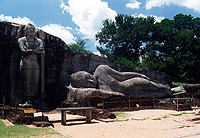 14 Meter aus einem Block gemeißelter Buddha