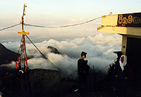 Sonnenaufgang, sehr zu beachten den kegelförmigen Schatten des Adam's Peak in den Wolken!!!