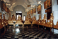 Buddahstatuen im Zahntempel